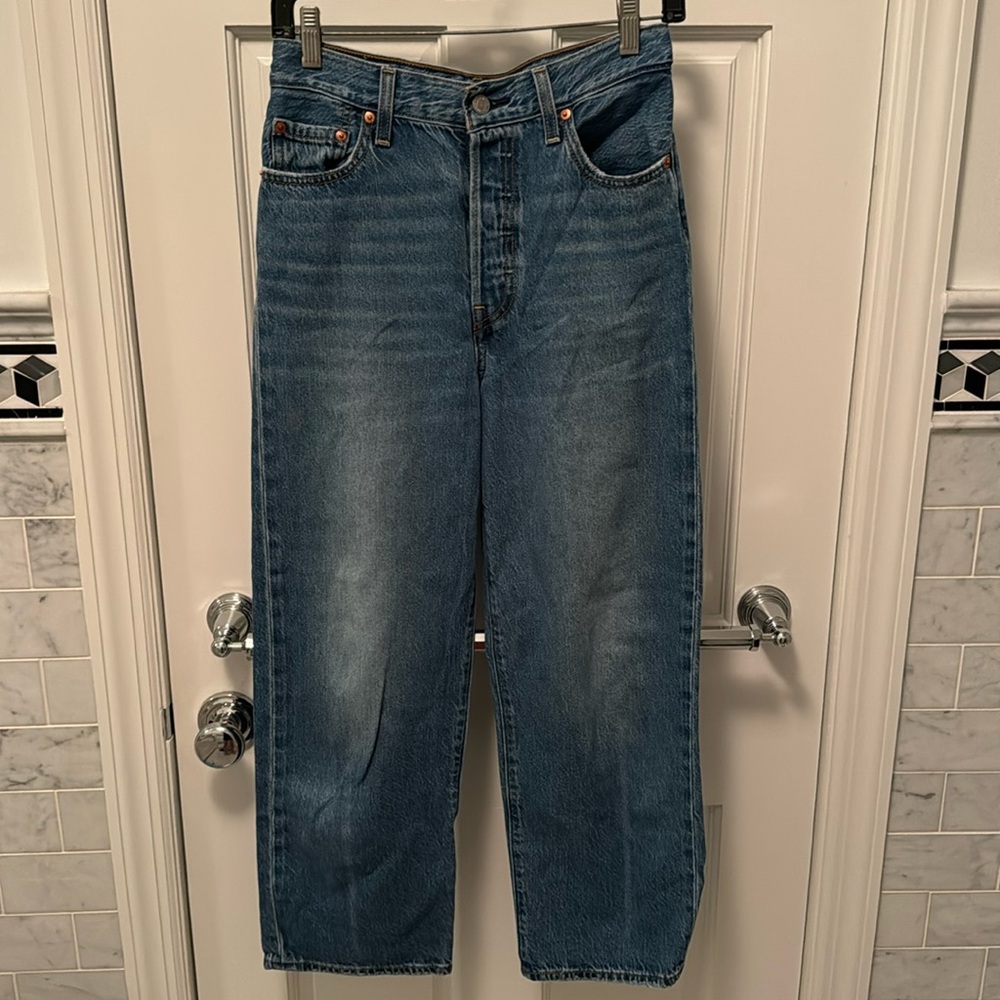 Levi’s ribcage straight medium wash denim. Size 26. Super cute!!
